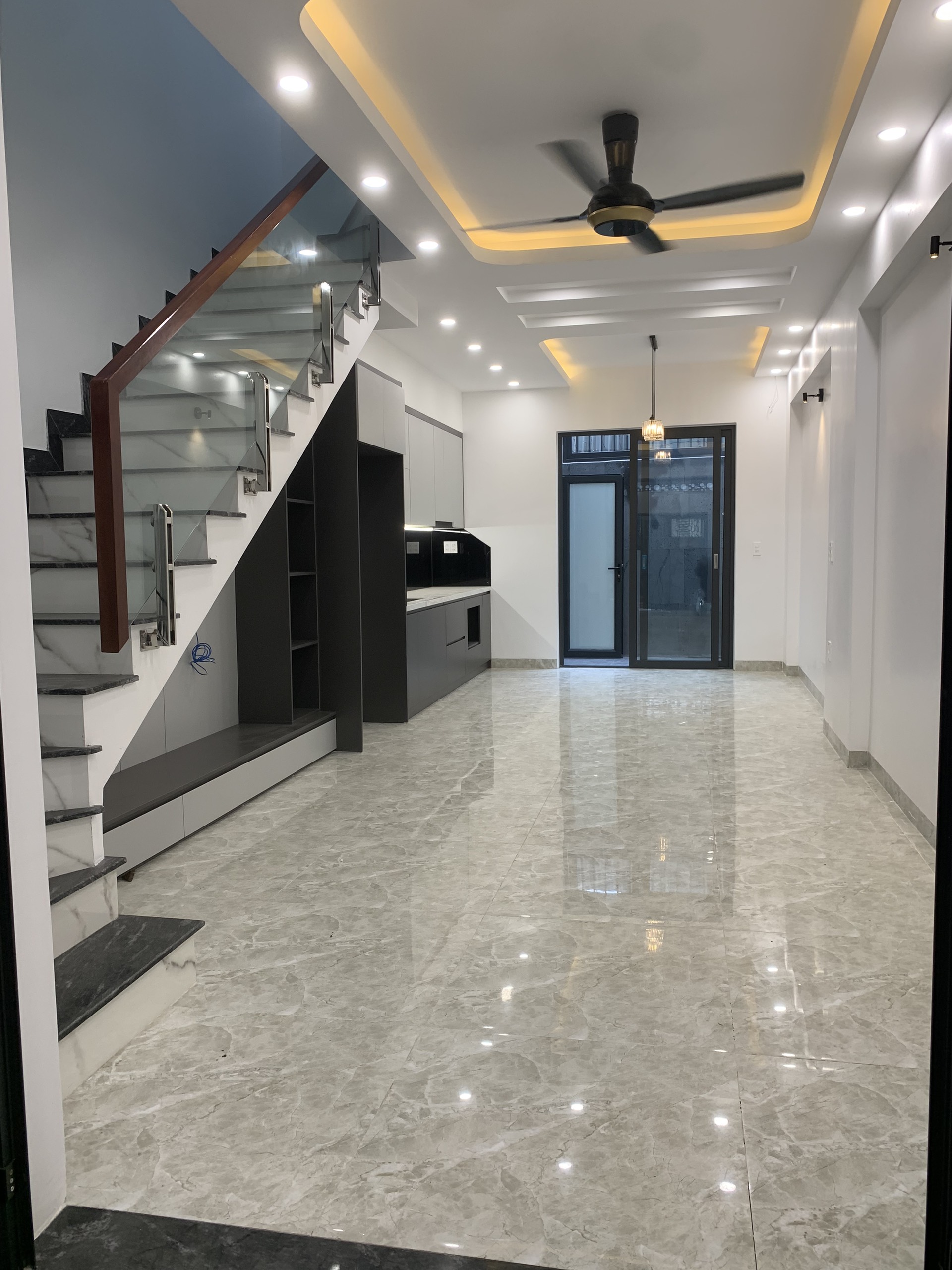 Cần bán nhà 60m2x3 tầng xây mới Độc Lập, khung cột, hướng Tây Nam, gần Siêu thị Metro, Ô Tô 7 chỗ đỗ cửa, morning vào nhà