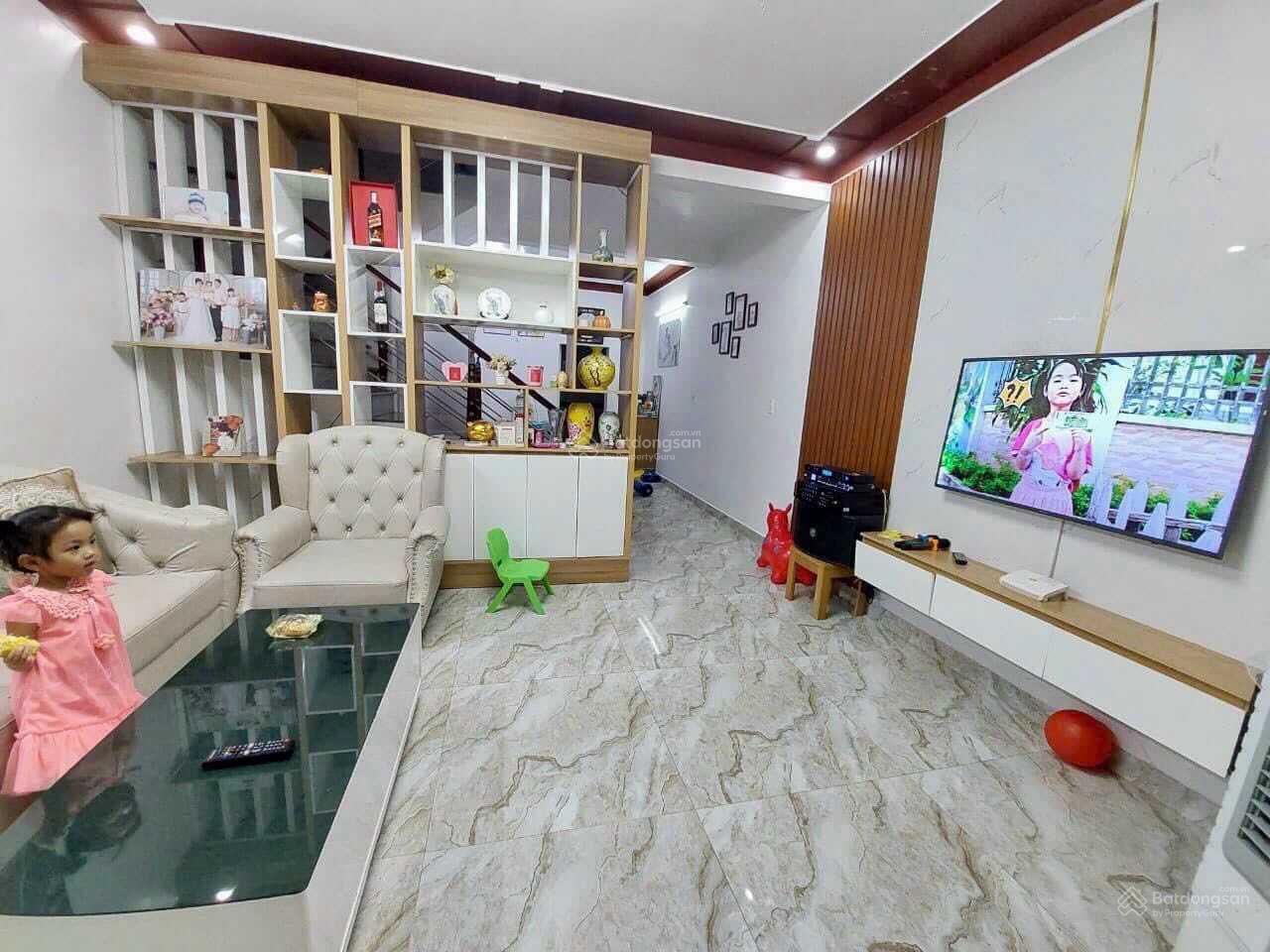 CHỈ HƠN 1 TỶ, Ô TÔ ĐỖ CỬA, NGAY CHỢ HOÀNG MAI