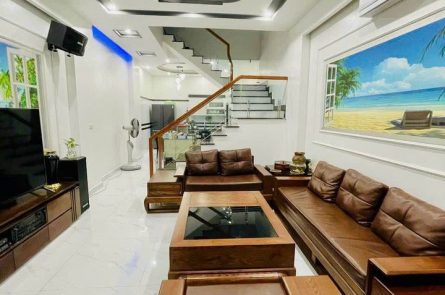 BÁN NHÀ 3 TẦNG ĐỘC LẬP GẦN CHỢ HOÀNG HUY