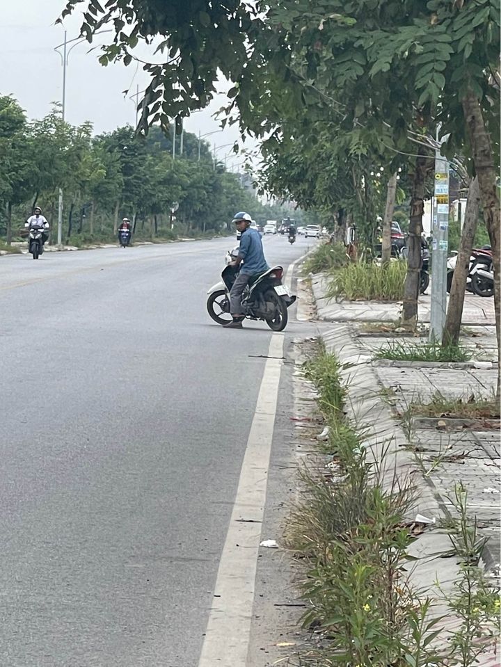LÔ MẶT ĐƯỜNG MÁNG NƯỚC NGANG 7M NGANG GẦN COFFE THỨC