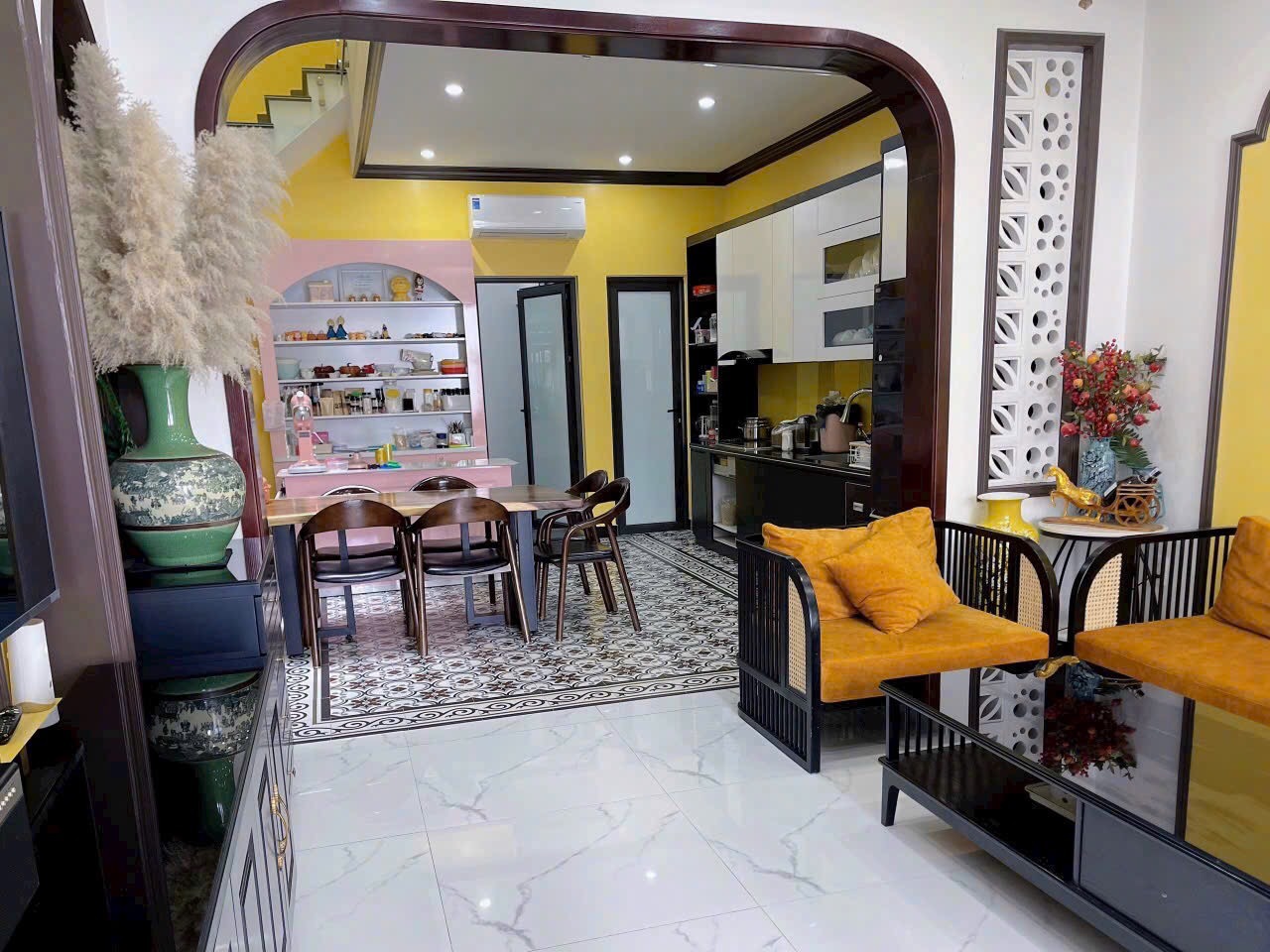 Nhà xây tâm huyết cuối năm 2021, phong cách Indochine (Đông Dương). Tỉ mỉ từ nước sơn đến bài trí phong thủy.
