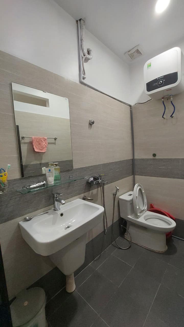 Bán nhà mặt ngõ rộng tại Tô Hiệu.