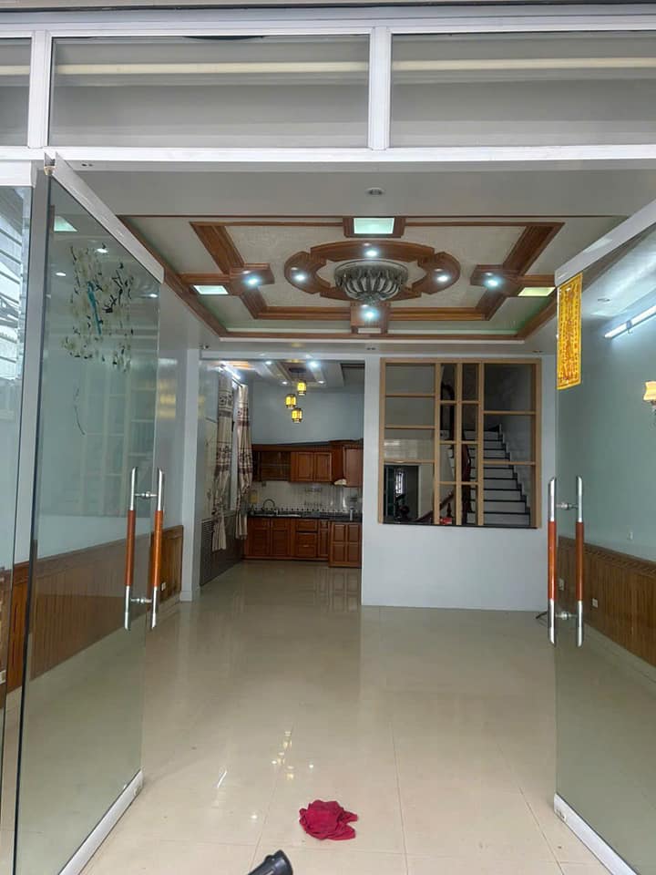 Nhà dân xây độc lập, lô góc, có sân cổng tại Chợ Đôn - Thiên Lôi, ô tô đỗ cửa và vào nhà thoải mái.