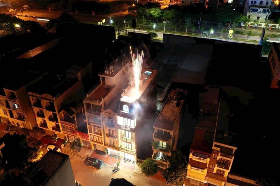 Nhà đẹp 5 tầng thang máy tuyến 2 Lê Hồng Phong